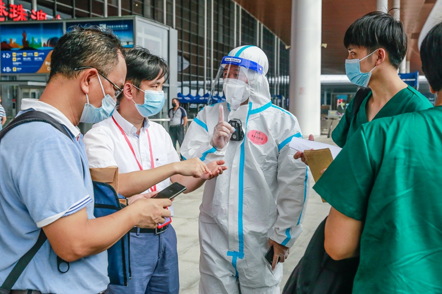 港珠澳大桥边检站为广东赴澳医疗支援队快速办理出境手续