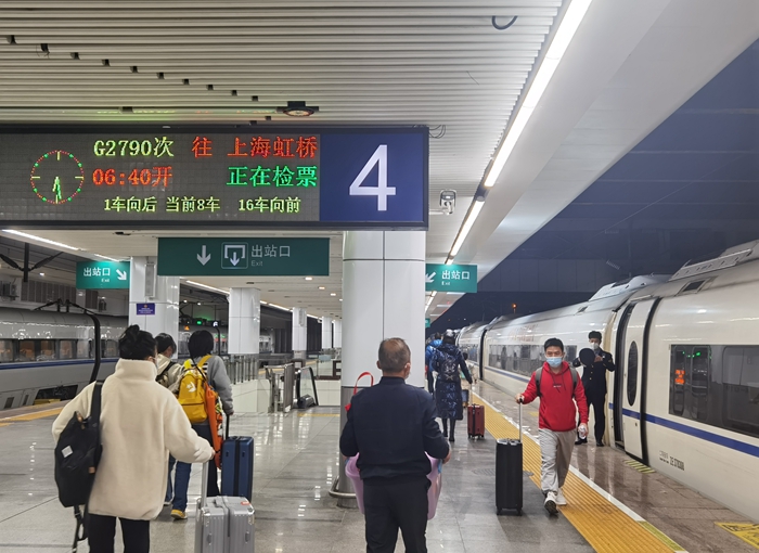 百年老站深圳站开出首趟春运高铁列车